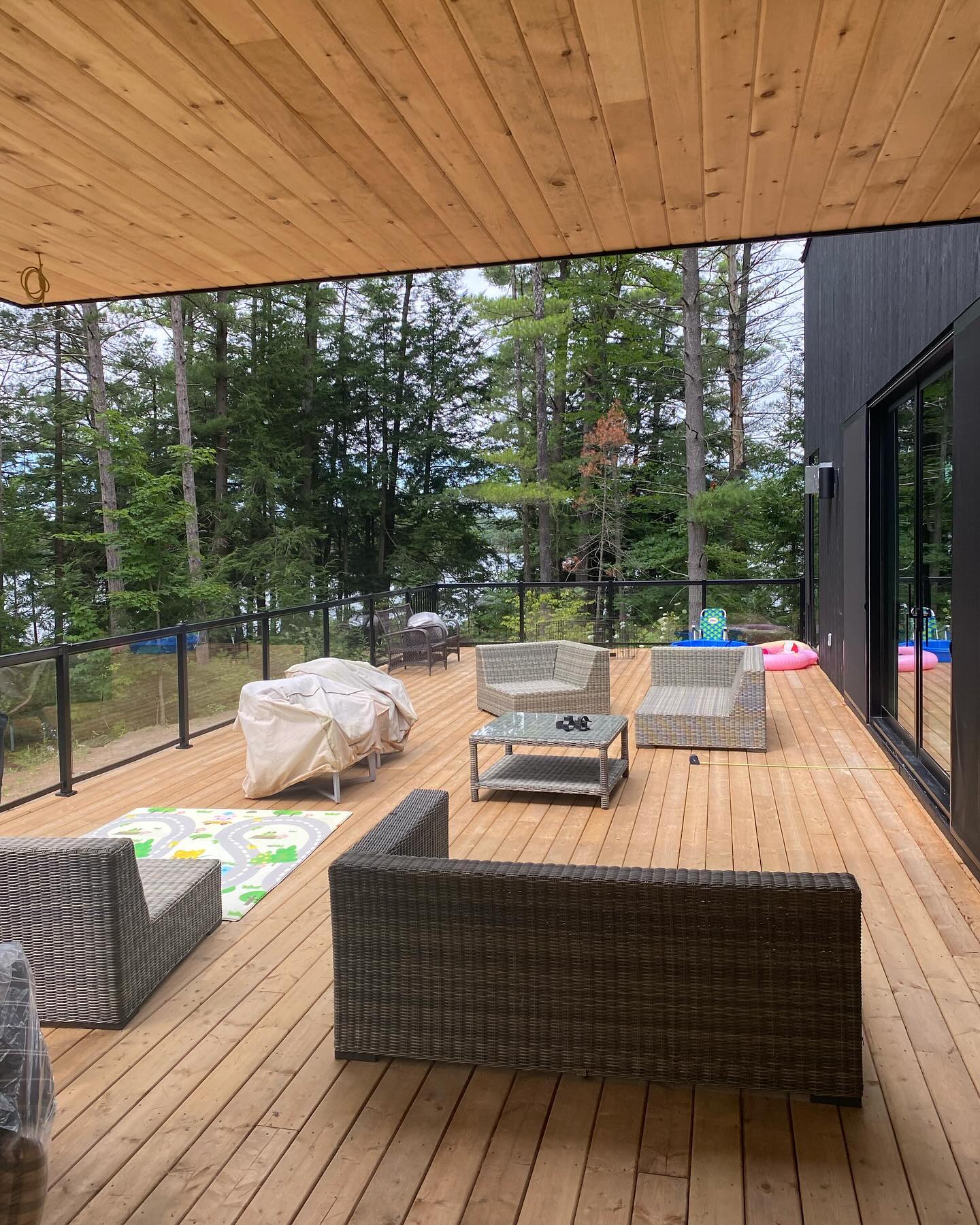 Outdoor furniture setup - Payless Moving